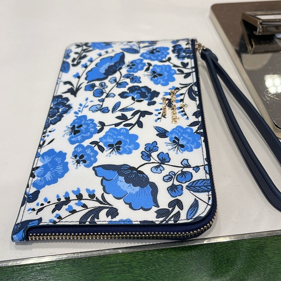 Kate Spade Lucy Vase Floral Medium L Zip Wristlet
Blue Multicolor 
NWT - Picture 7 of 16